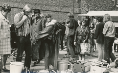 860514 Afbeelding van publiek op een rommelmarkt in Wijk C, neergezet op een van de vele plekken in de wijk waar huizen ...